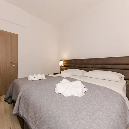 Palomia A Apartment Split